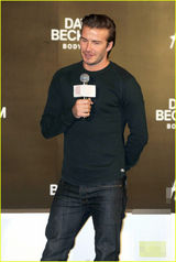 组图：小贝学爱女咬手指 女粉丝获签名内裤兴奋