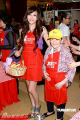 幻灯图：张学友担任爱心曲奇大使 亮相义卖活动