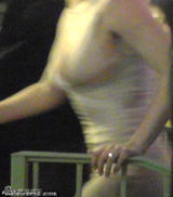 组图：布兰妮为男友庆生 紧身裙性感爆乳大秀婚戒