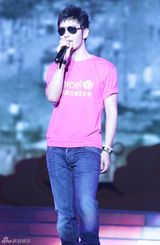 幻灯图：黄晓明表演追求完美效果 敬业排舞