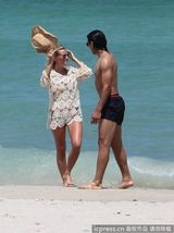 组图：球星法尔考海中爱抚娇妻 舔肚脐极度高调