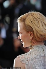 组图：妮可走秀精致长裙华贵 与李安牵手热聊