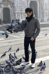 高清图：李治廷畅游米兰 休闲写真展阳光魅力