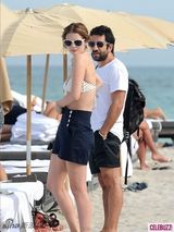 组图：米莎-巴顿海边度假着黑白波点比基尼晒雪肤