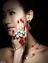 幻灯图：于珈若露背拍时尚大片 戴千万珠宝显贵气