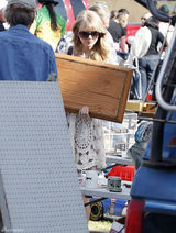 高清图：泰勒-斯威夫特穿白色蕾丝裙逛跳蚤市场