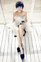 组图：万茜短发写真展性感知性双面气质