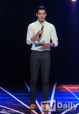 组图：《M Countdown》2NE1夺冠 金宇彬主持