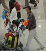 组图：王志文一家度假归来 娇妻曝光身家上亿