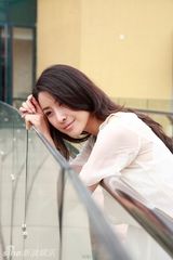 组图：王雅捷露迷人乳沟 眼神挑逗显性感