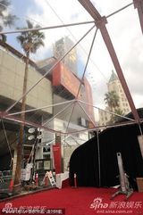 组图：奥斯卡会场紧张布置中 工人铺设红毯