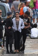 组图：麦当娜与男友水中缠绵 女儿粉色比基尼秀身材