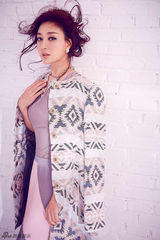 组图：姜鸿初春气质写真 优雅知性展都市OL风