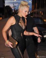 组图：海伦-弗拉纳甘黑线绑双乳弯腰露底