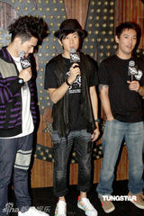 组图：林俊杰当老板与李晨抢生意 陈建州捧场狂拍照