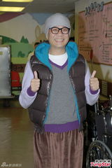 组图：欧阳震华出院流泪谢老婆 称病发无关酒精