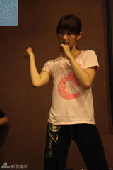 组图：宫泽佐江与铃木玛莉亚SNH48星梦剧院首秀