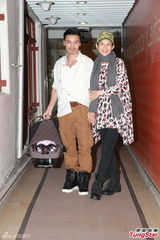 组图：蔡少芬张晋再添一女 今日出院面色红润