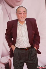 组图：卢海鹏红色西装低调亮相金像奖红毯