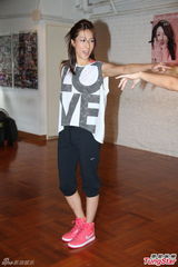 组图：钟嘉欣将办个唱 首度尝试跳舞突破自己