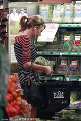 组图：斯威夫特购物耳机不离身 T恤热裤秀长腿