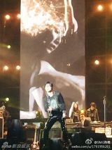 组图：汪峰演唱会深情表白 章子怡台下感动拭泪