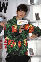 组图：罗志祥穿花衣签售 展现搞怪本色粉丝爆棚