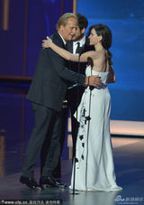 组图：杰夫-丹尼尔斯获艾美剧情类最佳男主角