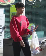 组图：蕾哈娜与男友兜风 卫衣翘臀似甜美小野猫