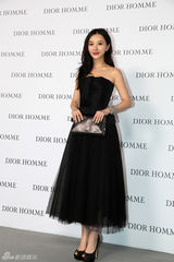 组图：熊乃瑾紧身胸衣长裙现身时装秀