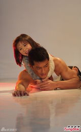 组图：古天乐刘青云爬硬地 被小萝莉骑大马