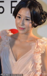 组图：东京电影节开幕群星亮相 小怪兽闹绿毯