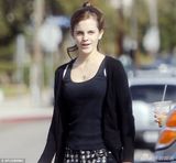 组图:艾玛-沃特森素颜外出购物 休闲装气质脱俗