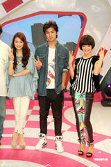 组图：陈柏霖为新剧节目录制 否认帮女友洗内裤