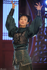 高清图：石小群变身叛逆平民代言人 百变造型成看点