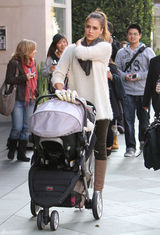 高清组图：杰西卡-阿尔芭街拍白色毛衣搭配长靴