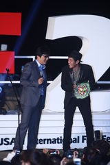 组图：苏志燮釜山公开对话 黑框镜配礼帽人气旺