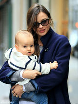 组图：辣妈米兰达-可儿街拍 大衣搭皮裤滑雪靴