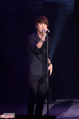 组图：韩星申彗星台湾大秀“骑马舞”