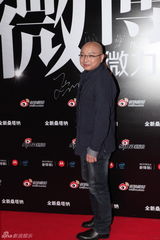 组图：2012新浪微博之夜红毯-王凯中式礼服亮相