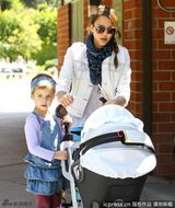 组图：杰西卡-阿尔芭公园亲子游 帮爱女穿鞋显温馨