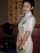 幻灯图：颖儿拍摄复古写真 完美演绎旗袍诱惑