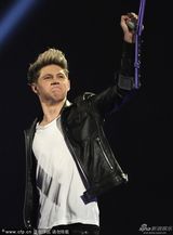 组图：单向乐队获全球成功奖 五子现场调戏奖杯