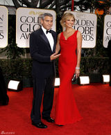 高清组图：乔治-克鲁尼亮相红毯搞笑大晒邀请函