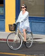 组图：凯蒂-佩里相约友人骑车 爆乳夹手机