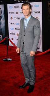 组图：《雷神2》好莱坞首映 抖森帅气骑摩托