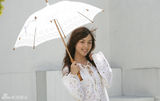 幻灯组图：前超女陈怡素颜拍写真 白伞白衣清纯