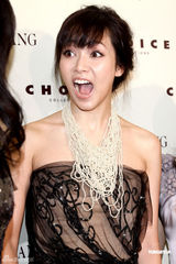 组图：侯佩岑黑色薄纱装证未孕 端庄大方秀香肩