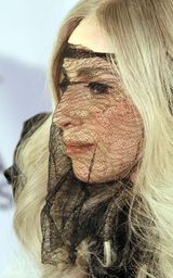 幻灯：Lady Gaga柏林音乐奖揽3奖 戴面纱似老巫婆