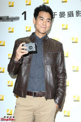 组图：彭于晏帅气现身笑容优雅魅力十足